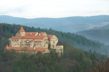 Pernštejn je převýšený okolními kopci, i tak zůstal nedobytý (© Jan Večeřa, 12/2015)