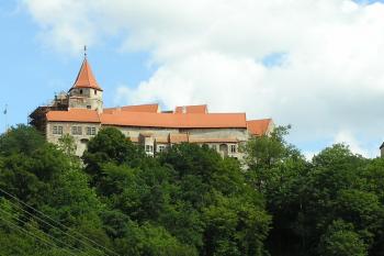 Pohled na hrad od obce Pernštejn (© Jan P. Štěpánek 08/2006)