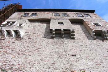 Vnější zeď jádra hradu (© Jan P. Štěpánek 08/2006)