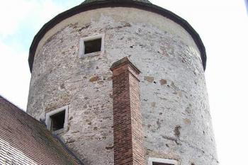 Okrouhlá věž nad údolím v nejzažší části hradu (© Jan P. Štěpánek 08/2006)