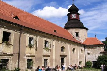 Mladší křídlo s kaplí a hodinovou věží (© Jan P. Štěpánek 08/2006)