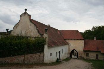 Třetí nádvoří, bývalé maštale, dnes obřadní síň (© Ivan Grisa, 09/2007)
