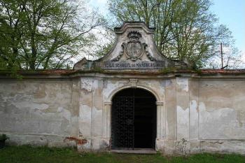 Vstup do zámeckého parku z třetího nádvoří (© Ivan Grisa, 05/2008)