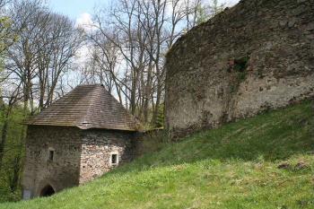 První brána a severní část dělové bašty (© Ivan Grisa, 05/2008)
