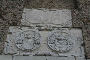 Alianční erb nad druhou branou (© Ivan Grisa, 05/2008)