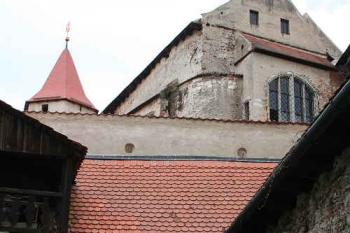 Pohled na vnitřní hrad ze zadního dvorku (© Ivan Grisa, 05/2008)