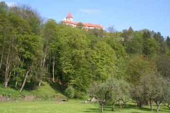 Pohled na hrad z dolní části parku (© Ivan Grisa, 05/2008)