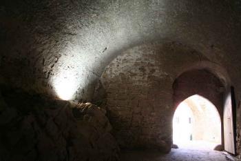 Černá brána mezi čtvrtým a pátým nádvořím (© Ivan Grisa, 05/2008)