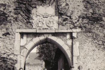 Pernštejn - fotografie z počátku 20.století (soukr.sbírka IvoR) (© anon.)