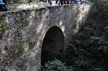 Most přes rokli, která tvoří jednu stranu hradního ostrohu ( © Iva Spurná 27.9.2009)