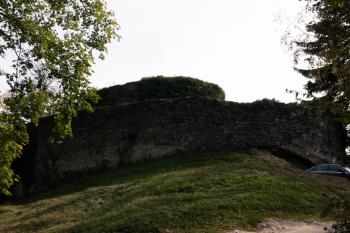 Okrouhlá hradební zeď před předsunutou baštou, která stráží první bránu ( © Iva Spurná 27.9.2009)