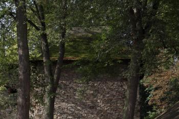 První hradní brána z prostoru předhradí ( © Iva Spurná 27.9.2009)