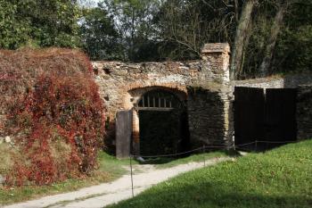 Bastion s bránou na prvním předhradí vede na stranou hradní cestu ( © Iva Spurná 27.9.2009)