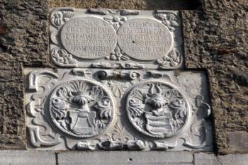 Alianční erbovní deska na barbakanu nad druhou hradní bránou ( © Iva Spurná 27.9.2009)