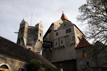 Čelo jádra hradu – vpravo čtvrtá brána ( © Iva Spurná 27.9.2009)