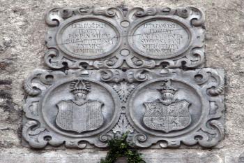 Alianční erbovní deska nad čtvrtou branou ( © Iva Spurná 27.9.2009)