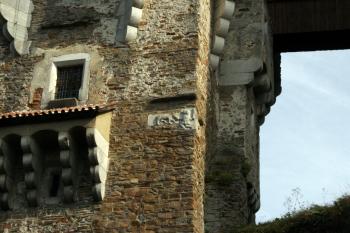 Mramorový reliéf (zřejmě) druhotně osazený na věži zobrazuje pernštejnskou erbovní legendu ( © Iva Spurná 27.9.2009)