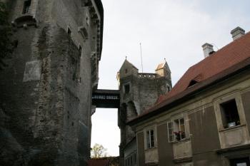 Tzv. purkrabské nádvoří, hradní jádro je vlevo ( © Iva Spurná 27.9.2009)