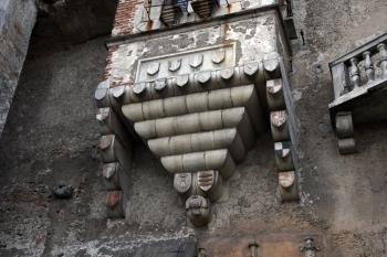 Pata arkýře ozdobená erby majitelů a jejich příbuzných ( © Iva Spurná 27.9.2009)