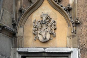 Pernštejnský erb nad vchodem do paláce ( © Iva Spurná 27.9.2009)