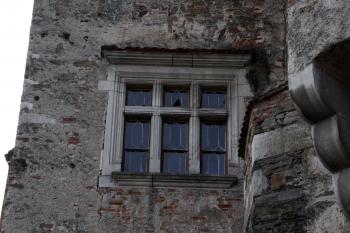 Veškerá ostění oken i dveří (a další detaily) jsou na hradě vyvedeny z šedého nedvědického mramoru a dodávají hradu jedinečný půvab ( © Iva Spurná 27.9.2009)