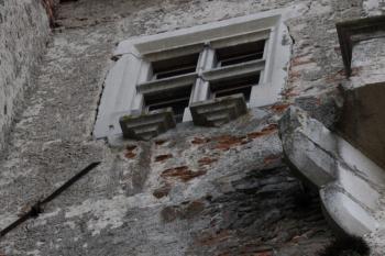 Okna jsou opatřena různě tvarovanými malými parapety ( © Iva Spurná 27.9.2009)
