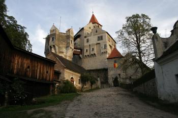 Pohled z k šíjové věži a čtvrté bráně hradu ( © Iva Spurná 27.9.2009)