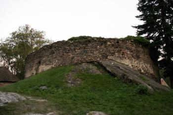 Okrouhlá zeď před baštou na prvním předhradí ( © Iva Spurná 27.9.2009)