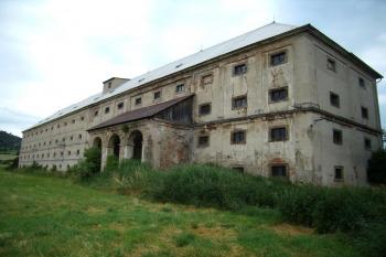 sýpka s lodžií (stavba z původní barokní zahrady) (© Petr Pospíšil, 06/2014)