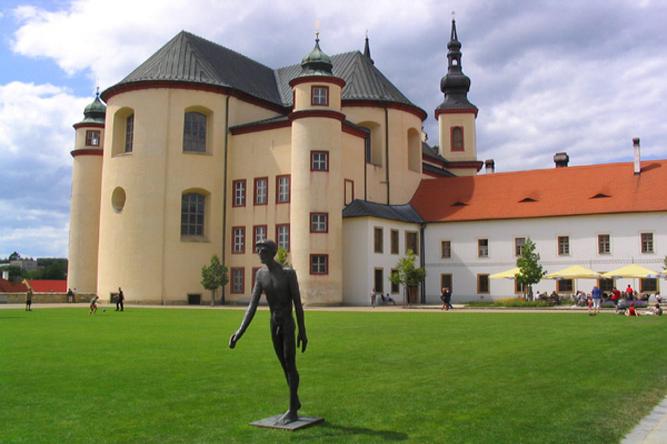 klášter piaristů s kostelem Nalezení sv. Kříže