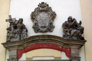 Detail prostředního portálu (© Alena Š. 07/2004)