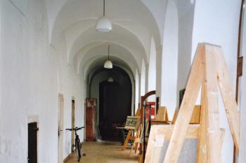 chodba v přízemí (© Daniela Fantová, 06/2006)