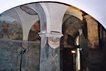 Nástěnné malby v márnici mezi kostelem a klášterem (© Daniela Fantová, 06/2006)