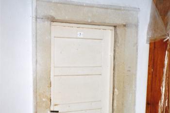 Pískovcový portál u vsupu do cely v přízemí (© Daniela Fantová, 06/2006)