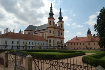 Klášter od zámku (© Rodochrozit        , 08/2014)