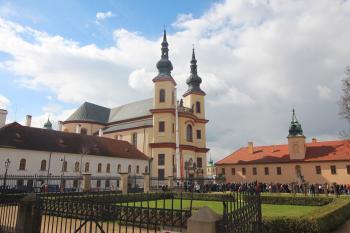 Slavnostní žehnání třem novým zvonům. ( © Luděk Vláčil 04/2017)
