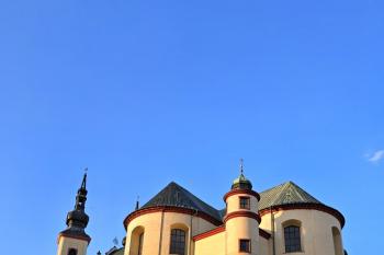 Pohled na kláštěrní kostel z ulice Boženy Němcové (© Jan P. Štěpánek  04/2024)