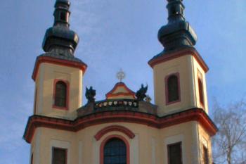 vstupní průčelí kostela ( © Pavel Zany Komárek 1. 4. 2001)