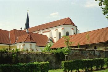 Kostel a část bývalého kláštera od východu ( © Ivan Grisa 06/2002)