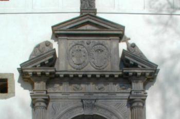 vstupní portál klášterního kostela ( © Pavel Zany Komárek 1. 4. 2001)