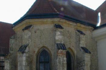 závěr kaple sv. Markéty od severu před obnovou fasády ( © Pavel Zany Komárek 1. 4. 2001)