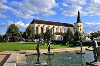 Celkový pohled na kostel Povýšení sv. Kříže z Klášterní zahrady (© Jan P. Štěpánek  09/2023)