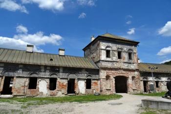 vstupní branská věž předzámčí s navazujícími křídly ( © Jan P. Štěpánek 06/2017)
