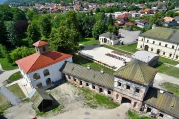 pohled z věže na část předzámčí s kaplí a branskou věží ( © Jan P. Štěpánek 06/2017)