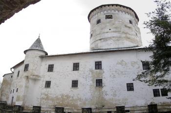 hmota hradu s mohutnou věží z průjezdu věžovité brány předzámčím ( © Jan P. Štěpánek 11/2007)