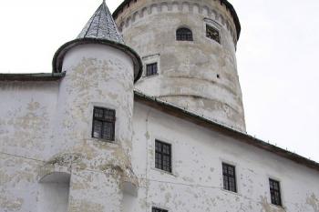 nároží hradu s arkářem a mohutnou věží ( © Jan P. Štěpánek 11/2007)