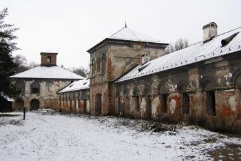 nádvoří tzv. předzámčí s patrovým objektem věžovité branské budovy a objektem se zámeckou kaplí (vlevo) ( © Jan P. Štěpánek 11/2007)