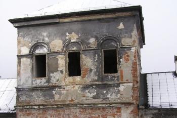 věžovitý objekt s průjezdem na nádvoří předzámčí ( © Jan P. Štěpánek 11/2007)