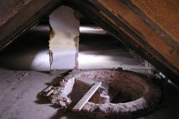 vyústění točitého schodiště do podkroví budov předzámčí ( © Jan P. Štěpánek 11/2007)