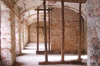 stav interiérů přízemních budov předzámčí ( © Jan P. Štěpánek 11/2007)
